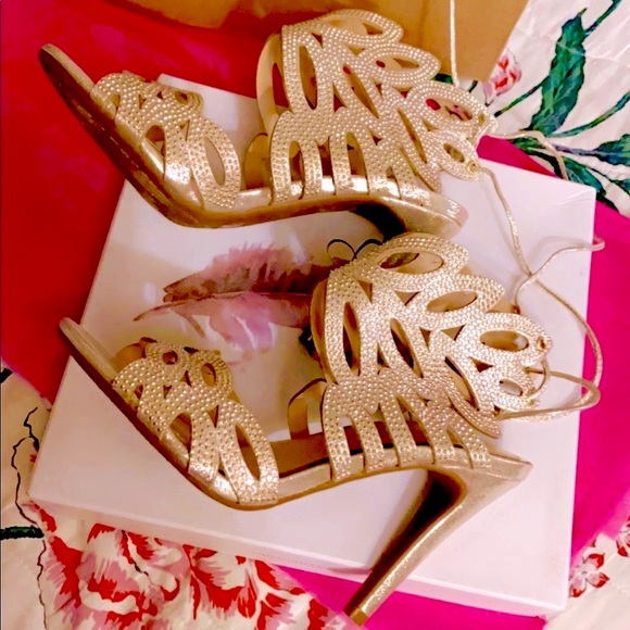 Fabulous Jessica Simpson pearl gold heels✨ - Picture 2 of 4